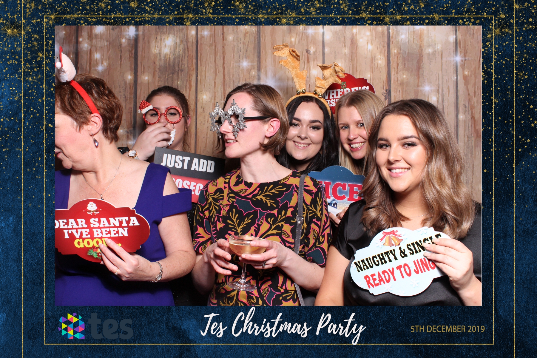 Tes Christmas party  | View more photos from the event at gallery.magicimages.uk/u/MagicImages/Tes-Christmas-party